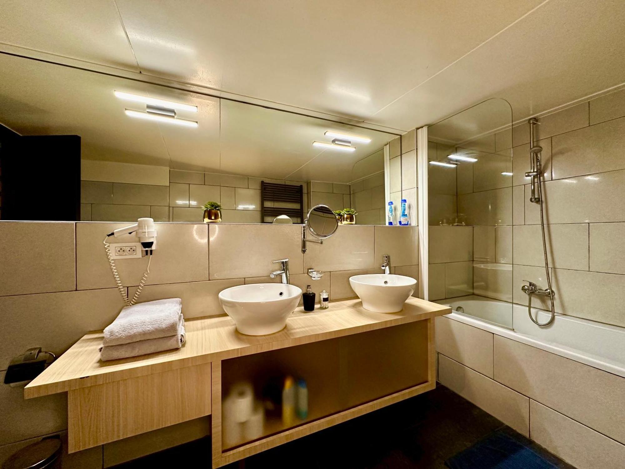 Luxury Suites Castel By Rikas Hotels Antwerp Exterior photo